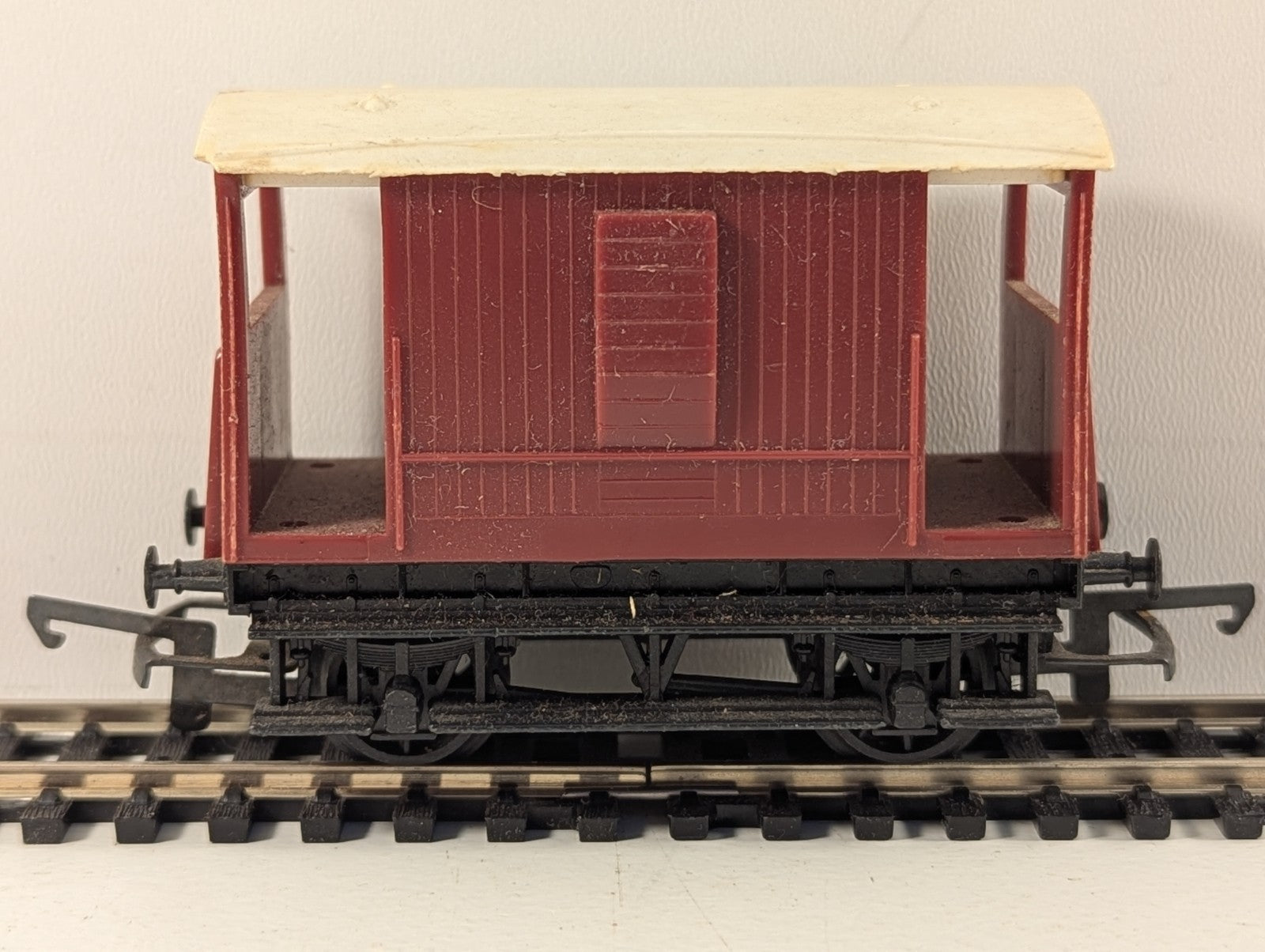 Tri-ang Railways R16 BR 20-Ton Brake Van Brown