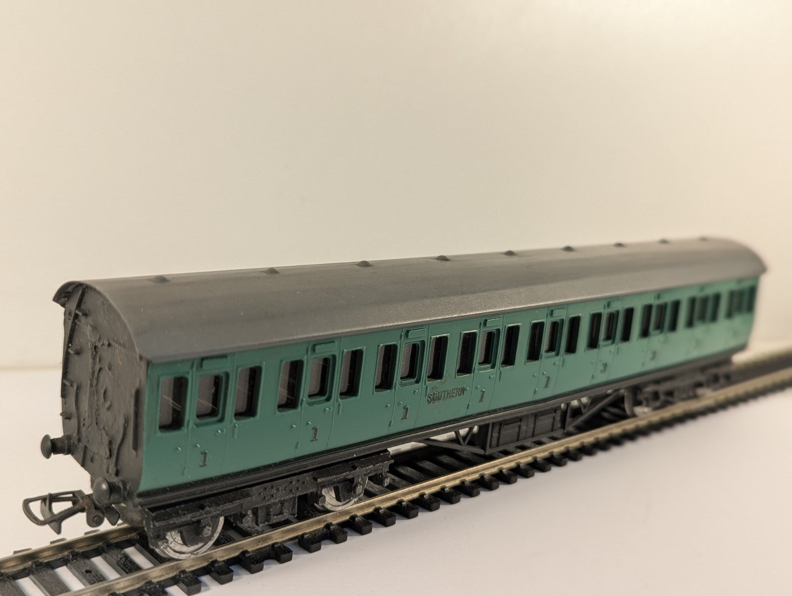 Graham Farish OO Gauge Southern Railway Green Third Class Coach Boxed