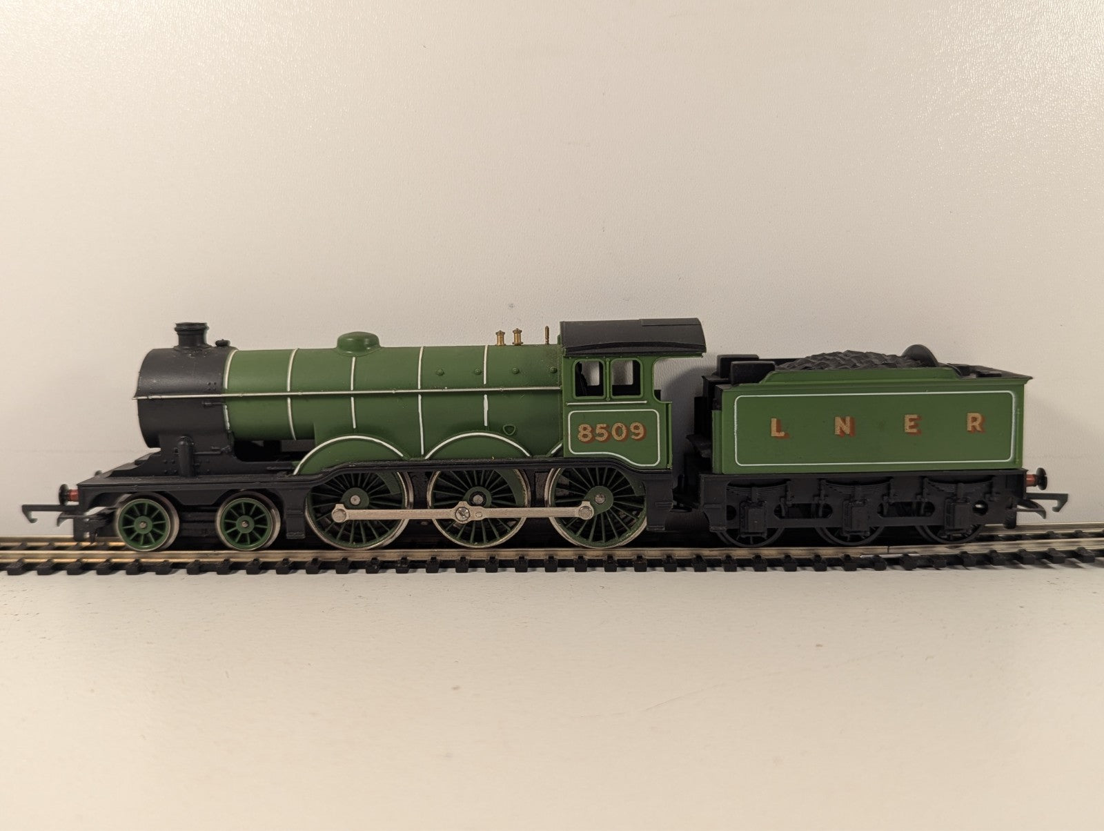 Hornby R866 OO Gauge Class B12 4-6-0 Steam Locomotive