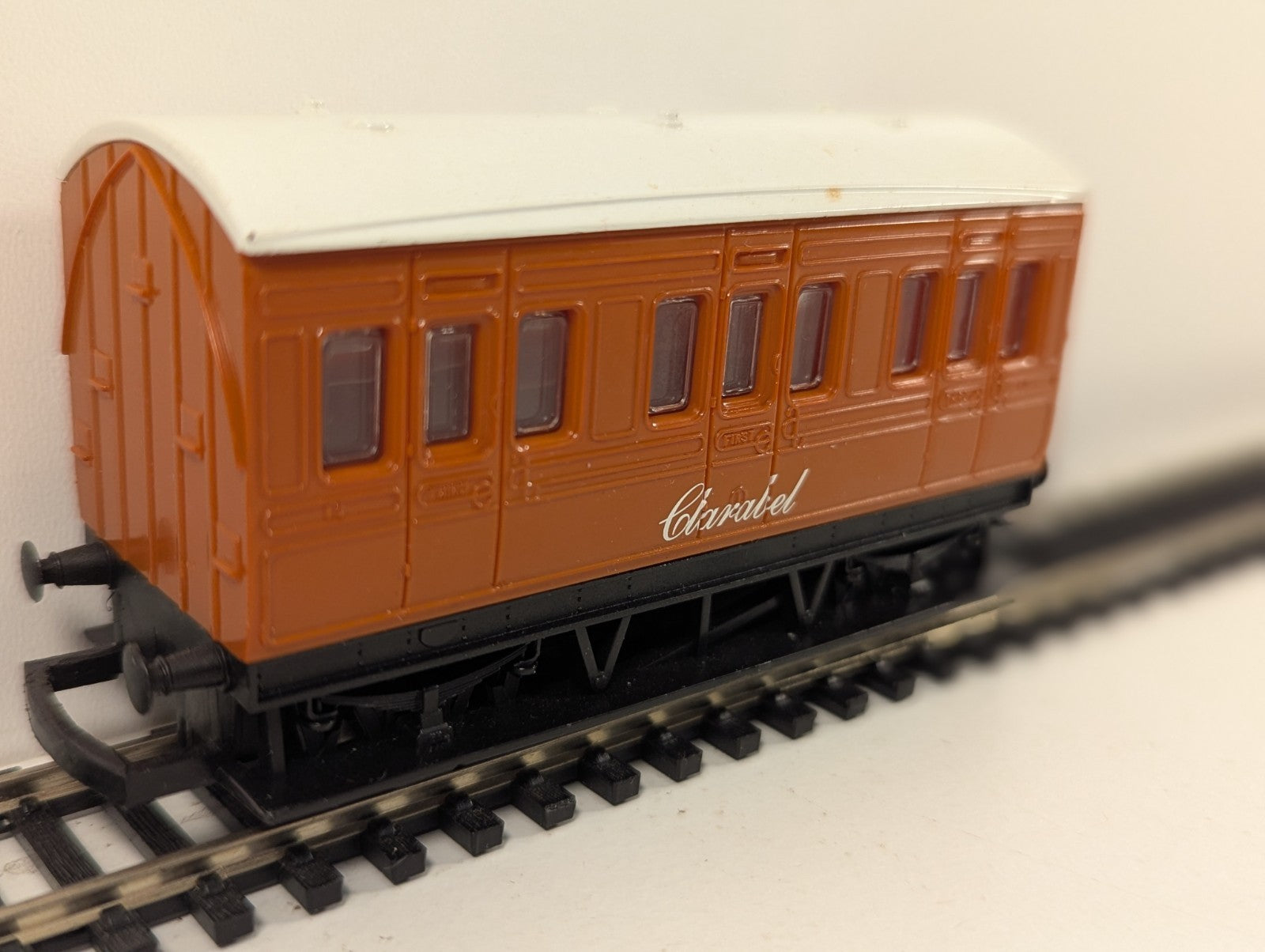 Hornby OO Gauge Thomas & Friends Clarabel Coach