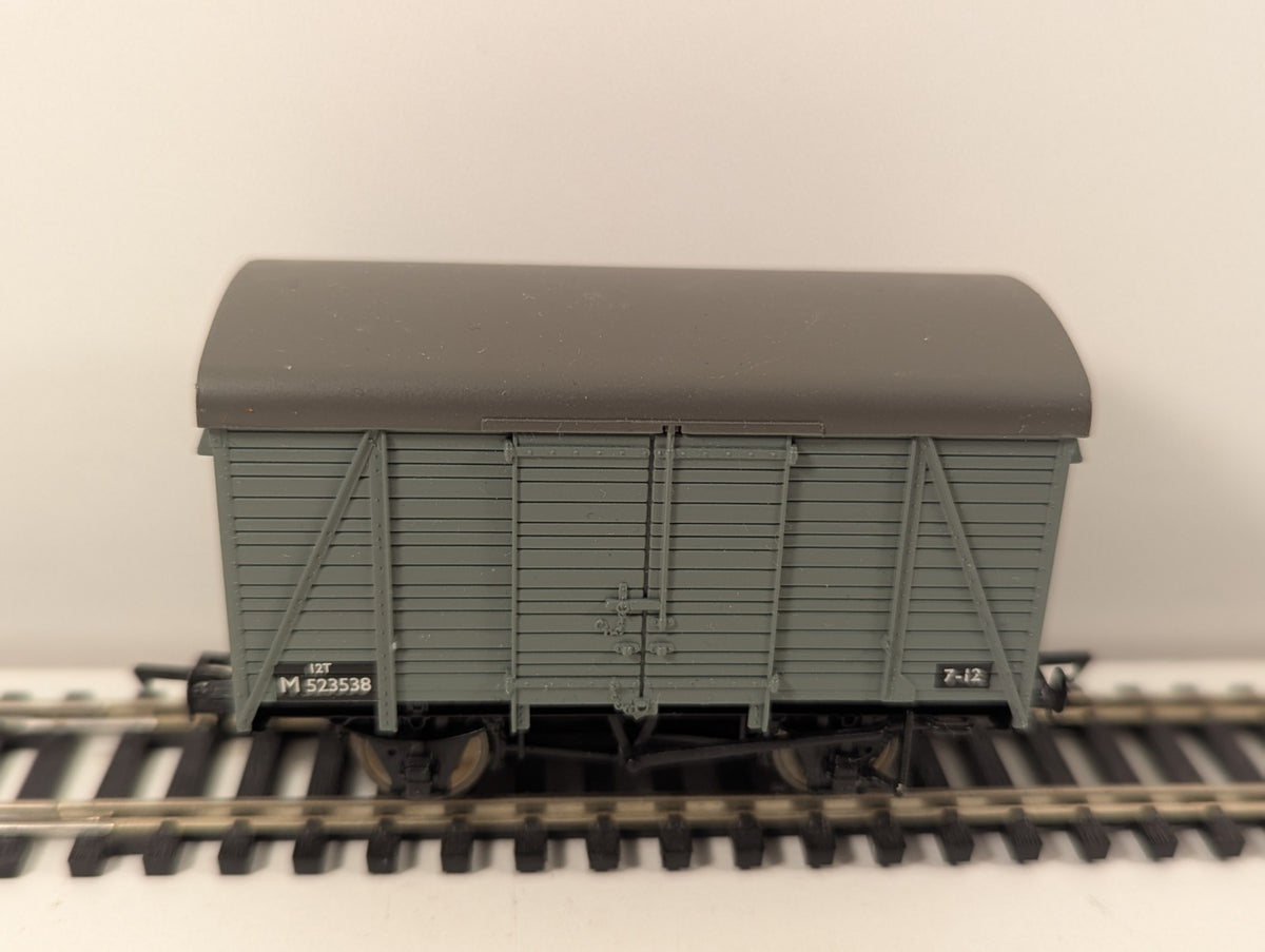 Hornby R1075 OO Gauge SR 12t Double Vent Van M16485