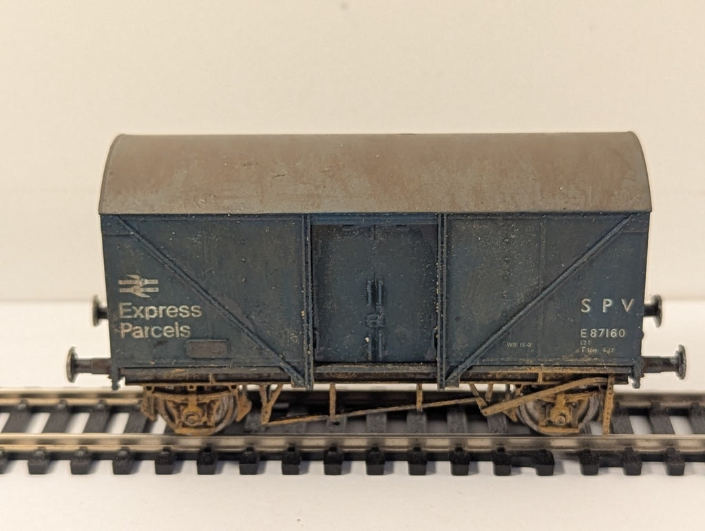 Hornby OO Gauge BR Blue SPV 12t Ventilated Van E87160 Weathered