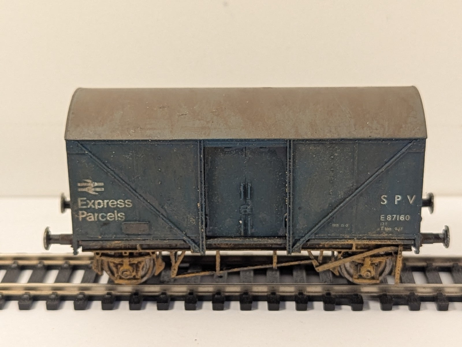 Hornby OO Gauge BR Blue SPV 12t Ventilated Van E87160 Weathered