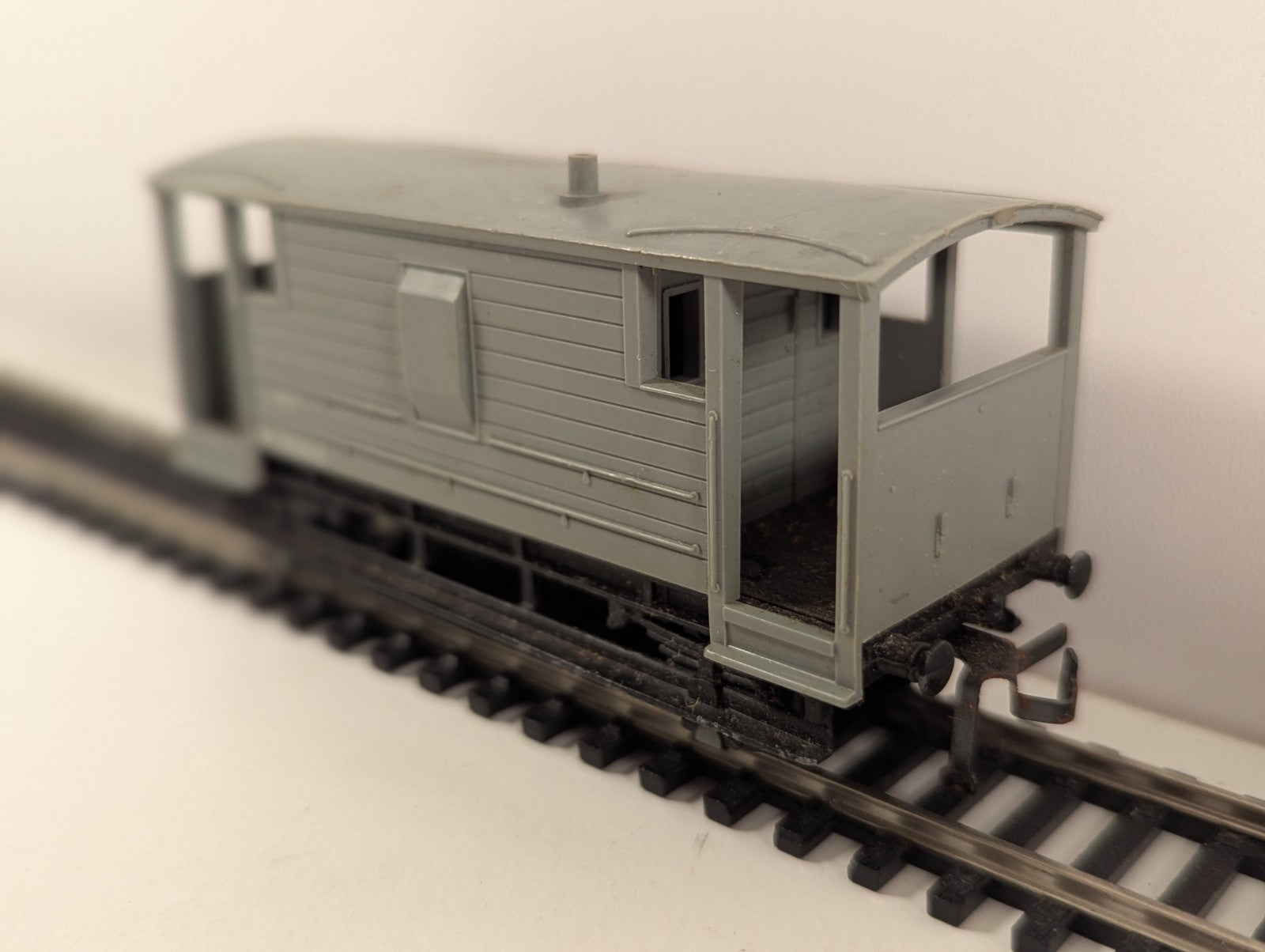 Hornby Dublo 32044 OO Gauge 20-Ton Goods Brake Van in BR Midland Grey