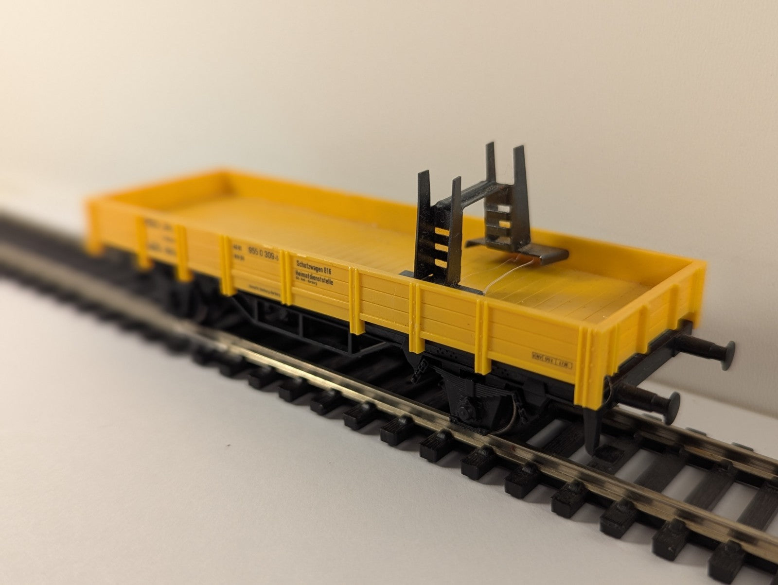 Märklin HO Gauge Low Side Maintenance Wagon – Missing Coupler on one side
