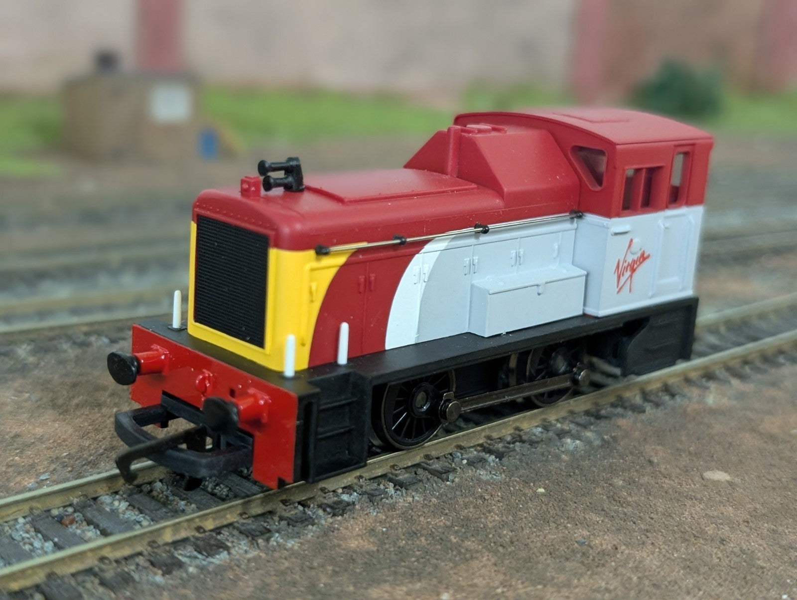 Hornby R2375 OO Gauge Class 06 Diesel Shunter in Virgin Trains Livery - Boxed