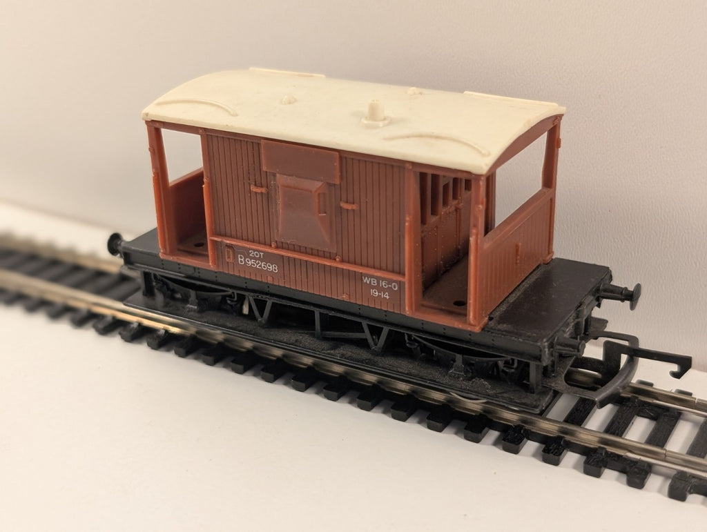 Hornby 12T Brake Van – Brown – OO Gauge
