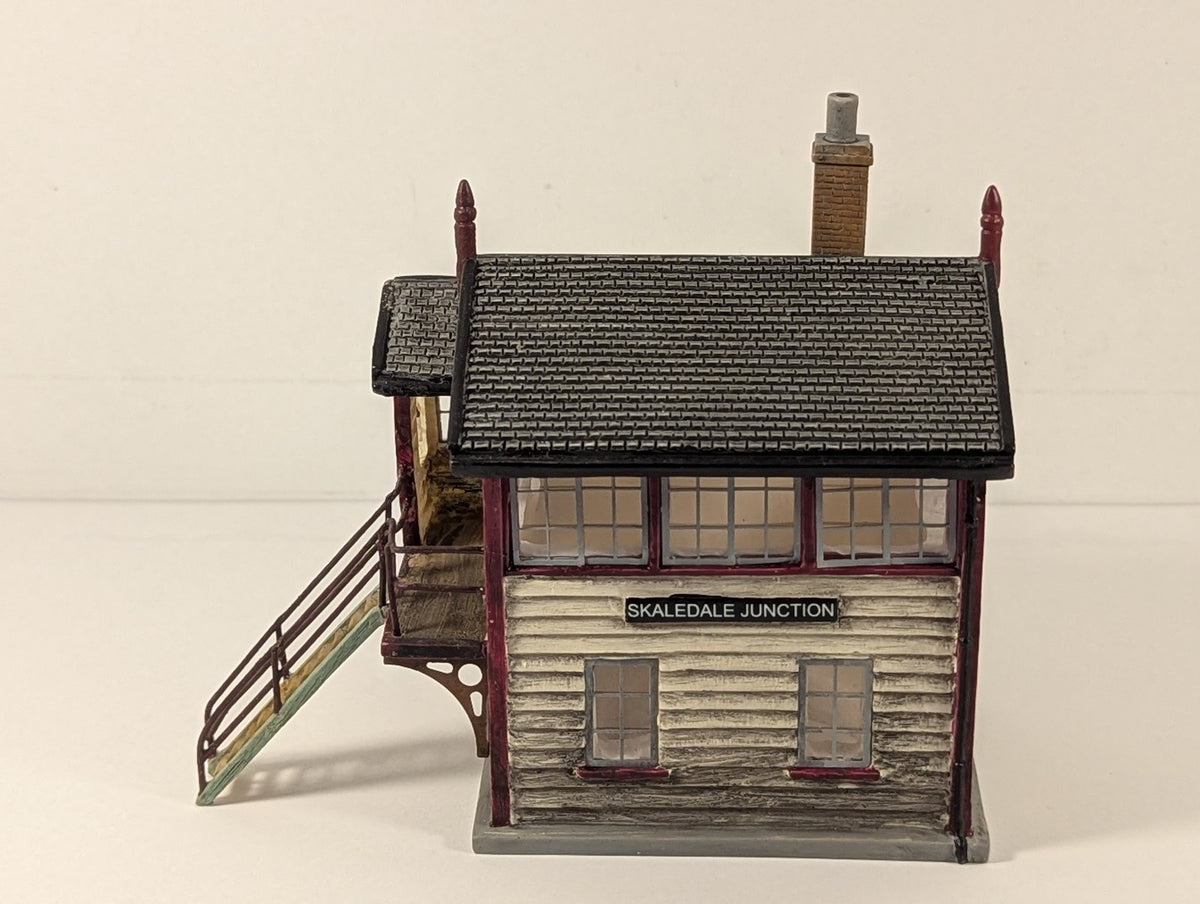Hornby OO Gauge Skaledale Junction Signal Box Cream and Maroon R8224