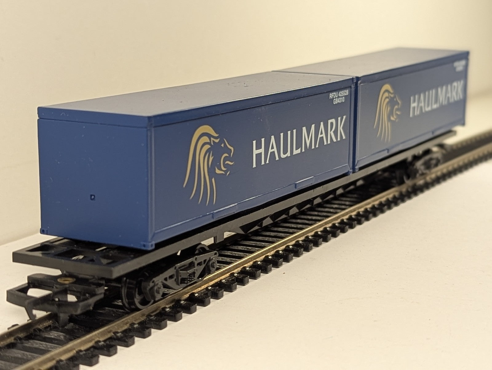 Hornby R387A Container Wagon with Two Haulmark 30ft Containers OO Gauge