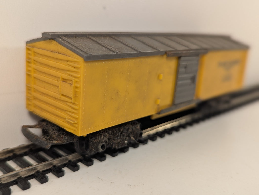 Tri-ang R114 Box Car TR22831 OO Gauge