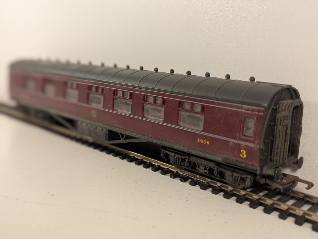 Mainline OO Gauge LMS Maroon Corridor Composite Coach
