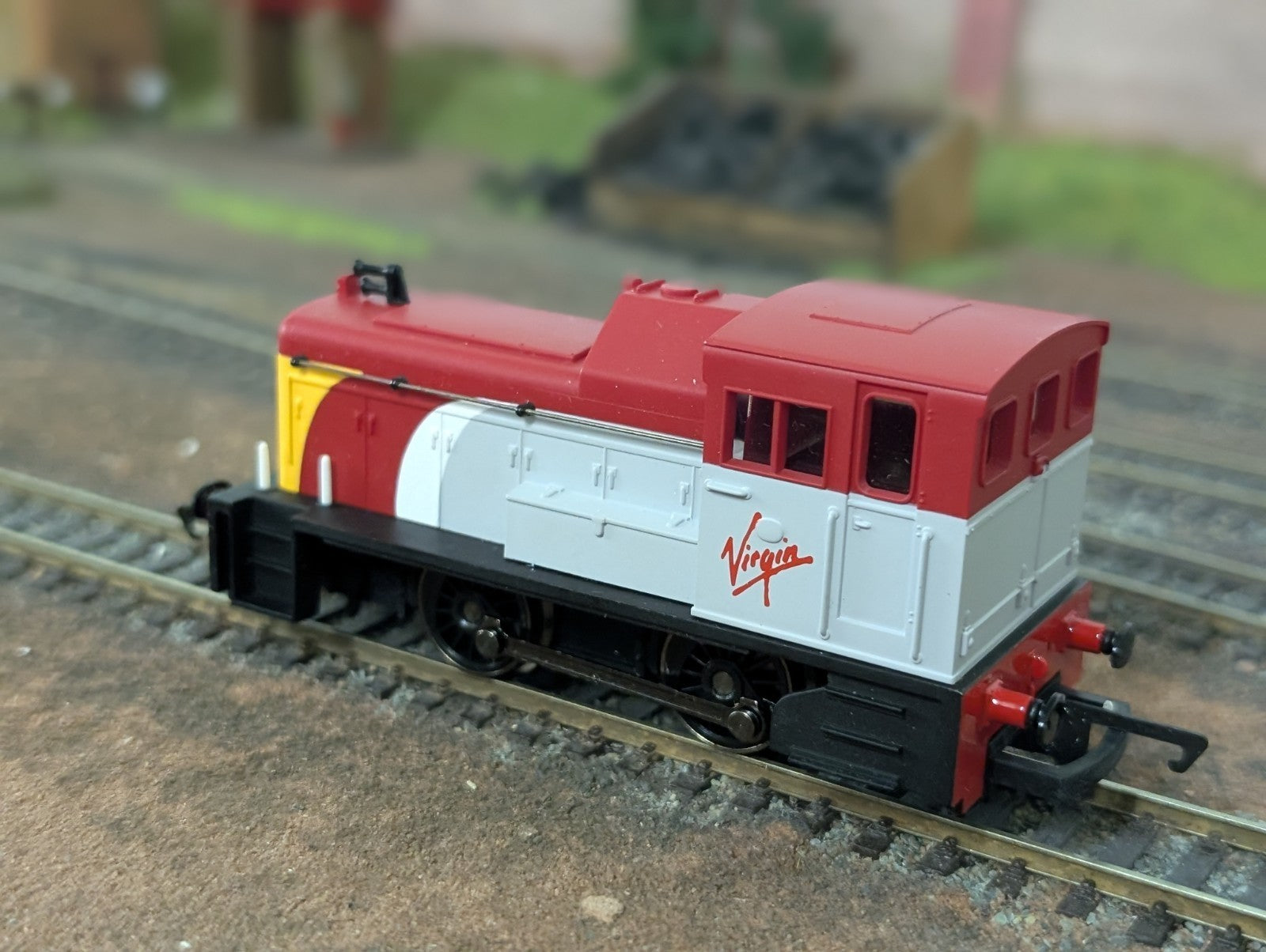 Hornby R2375 OO Gauge Class 06 Diesel Shunter in Virgin Trains Livery - Boxed