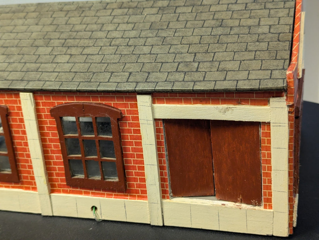 O Gauge Stunning Engine Shed with Platform and Built-In Lights