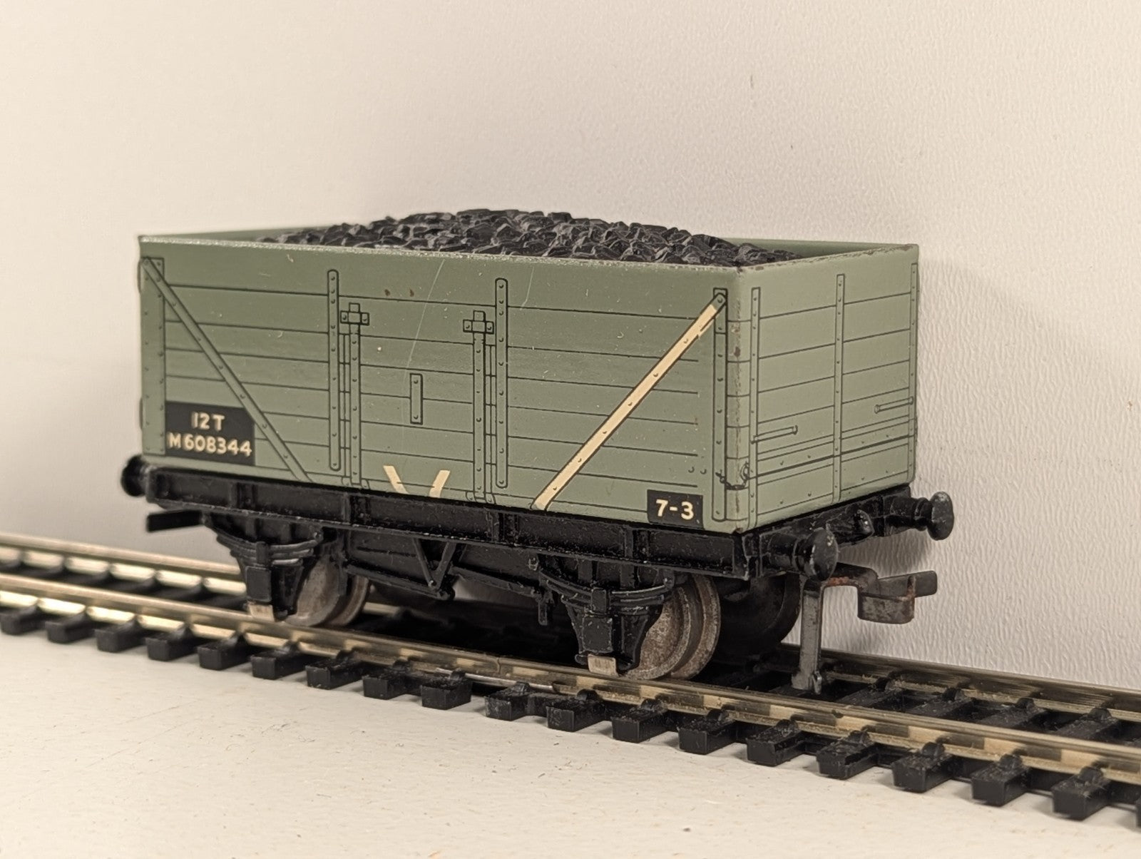 Hornby Dublo 32030 OO Gauge BR Grey High Sided Coal Wagon with coal load - Boxed
