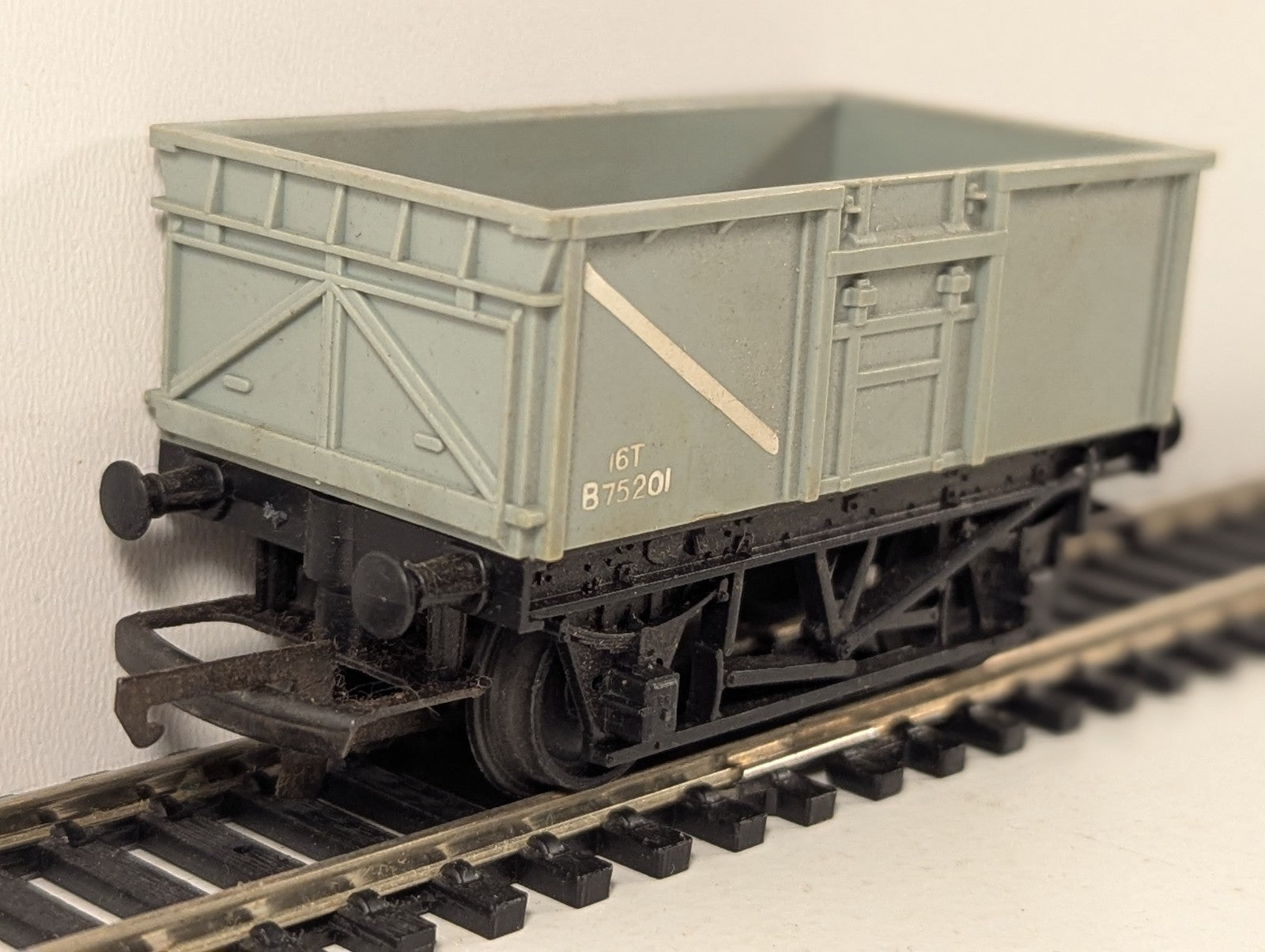 Tri-ang R243 OO Gauge BR Grey 16 Ton Mineral Wagon