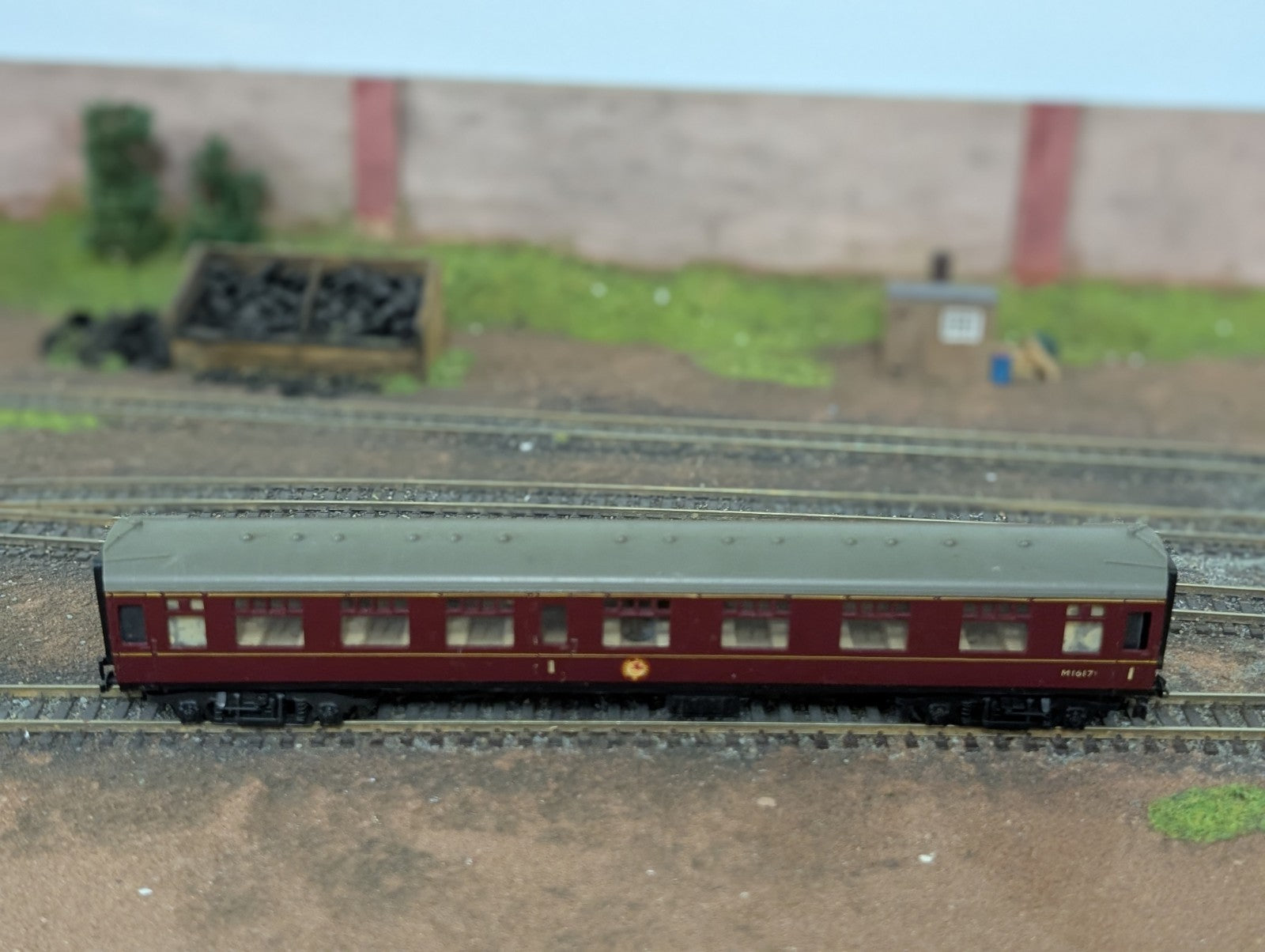 Trix Mk1 Composite Corridor M16171 in BR Maroon OO Gauge