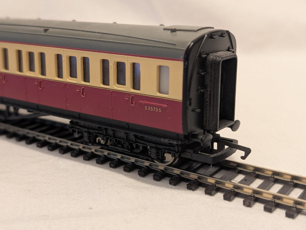 Hornby R4270 BR Maunsell Third Class Brake Coach S3573S – Crimson & Cream