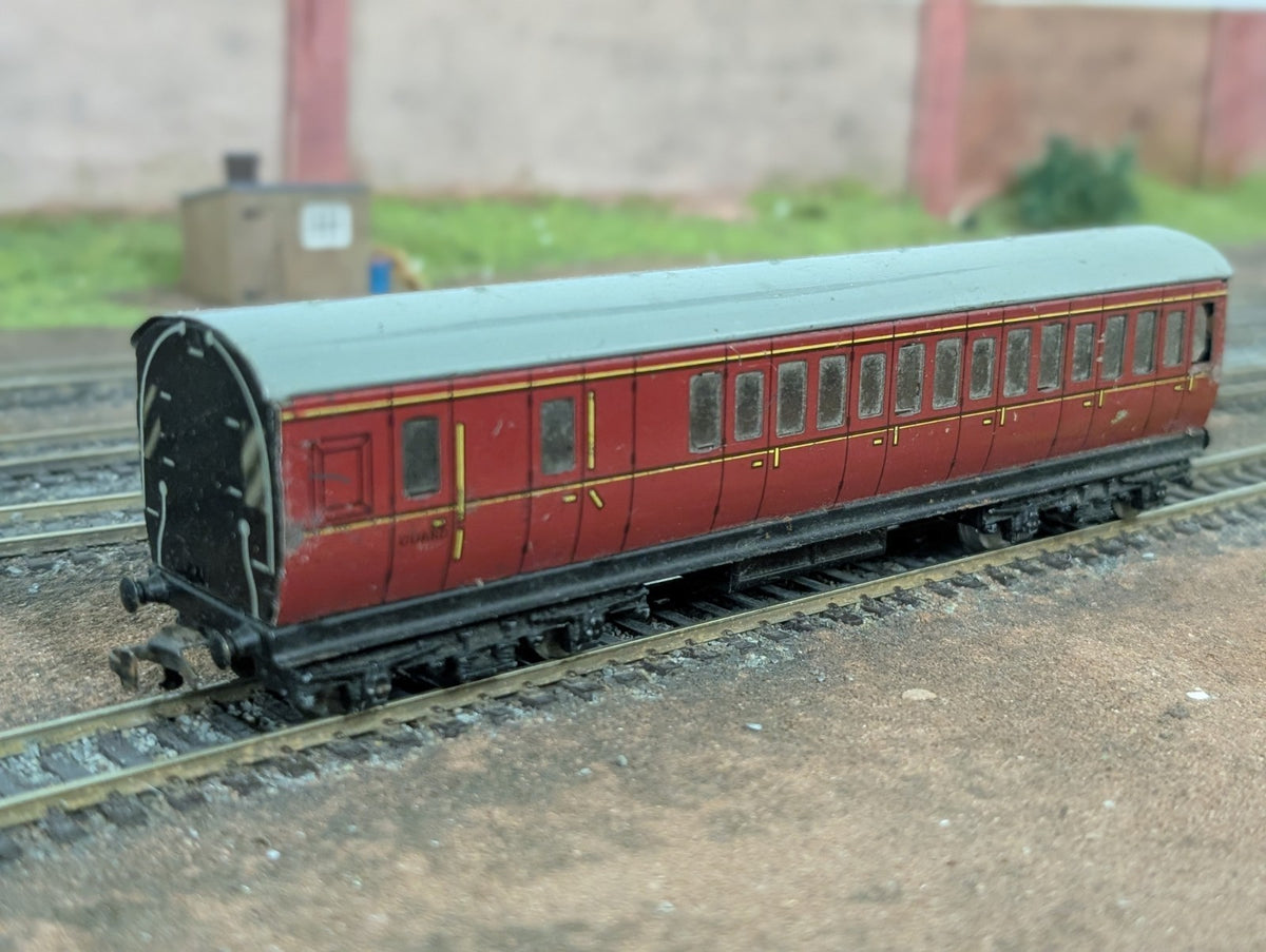 Hornby Dublo 4022 OO Gauge BR Mk1 Suburban Brake 2nd Maroon