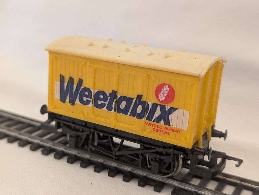 Hornby R728 OO Gauge “Weetabix” Closed Wagon
