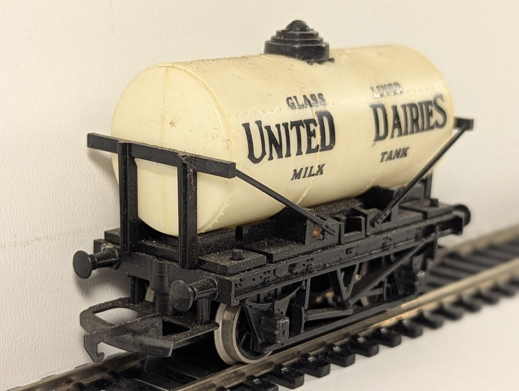 Hornby OO Gauge 6-Wheel Milk Tank Wagon Goods Wagon United Dairies R127