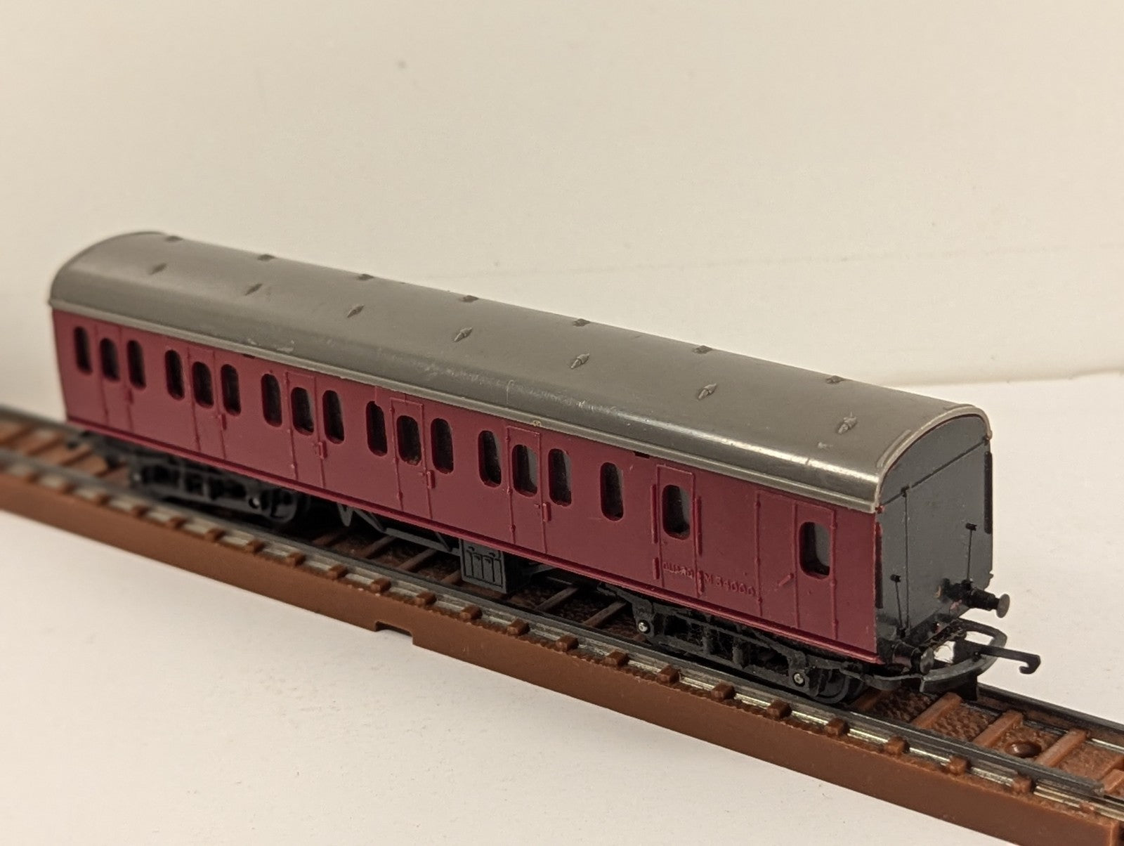 Tri-ang TT Gauge Suburban Composite Coach Passenger Coach M41006 BR Maroon