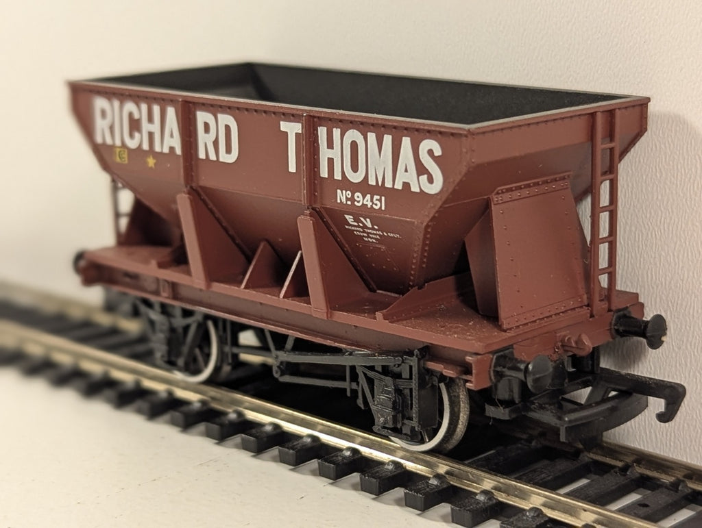 Bachmann Branchline OO Gauge 24-Ton Ore Wagon – Richard Thomas Livery No. 9451