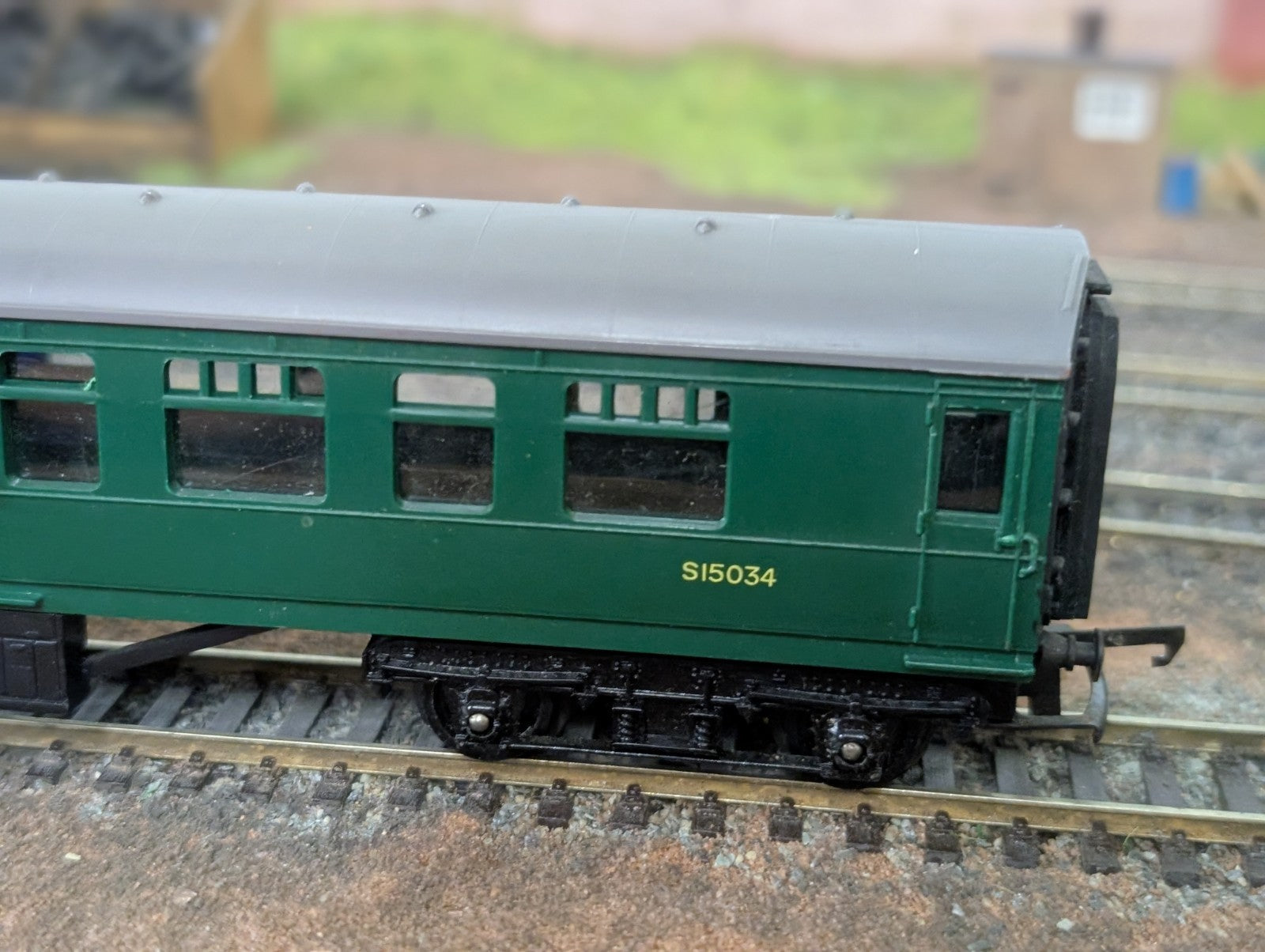 Triang OO Gauge R29/221 SR Main Line Composite Coach S15034