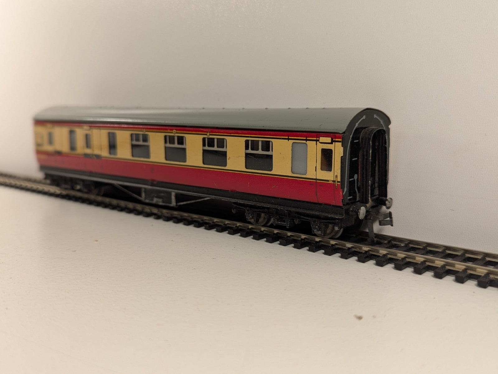 Hornby Dublo OO Gauge LMR Corridor Brake Coach in Crimson & Cream - Wrong Box