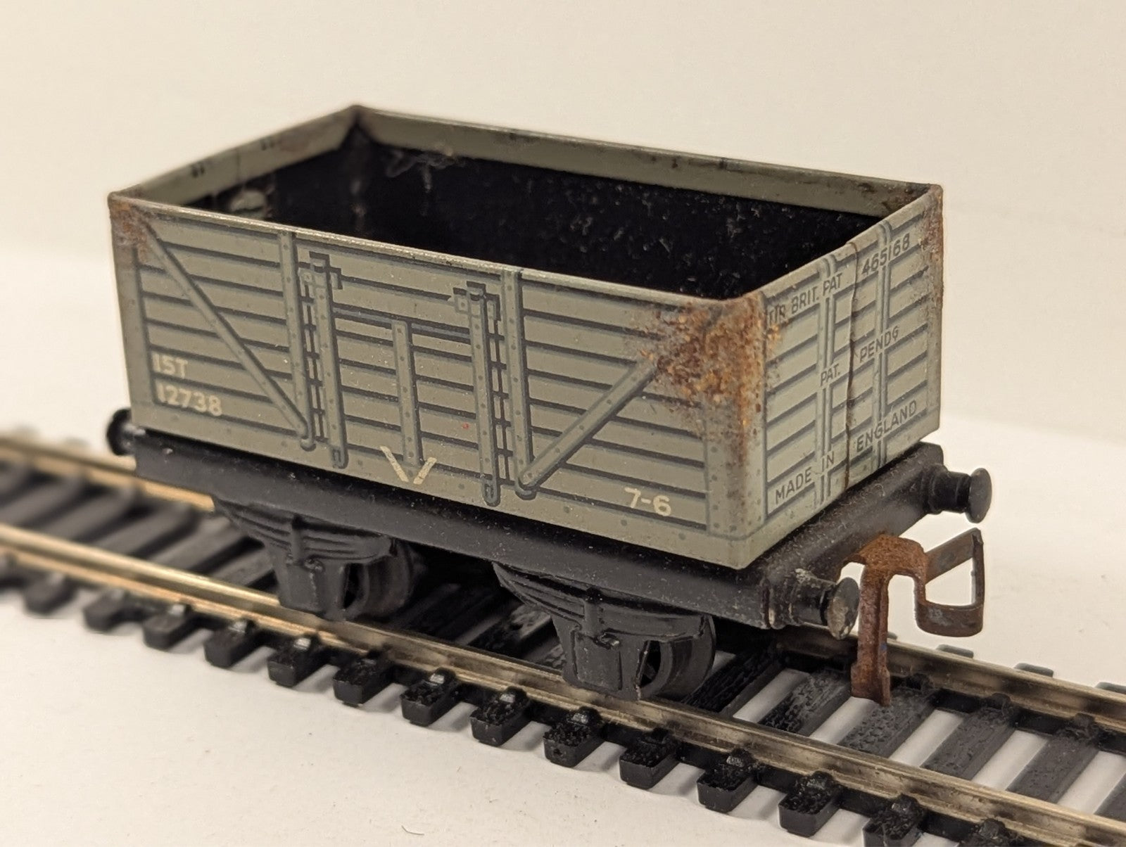 Trix Twin Railway 15 Ton High-Sided Plank Wagon OO Gauge - Chipped Decals