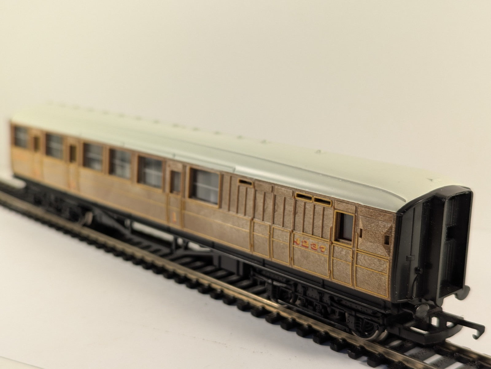 Hornby R435 OO Gauge LNER Corridor Brake Coach Boxed