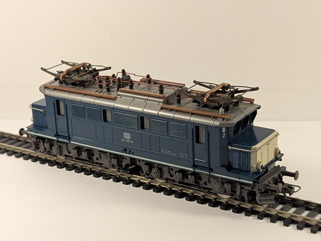 Roco HO Scale DB Class E 144 Electric Locomotive 144 071-8 DB Ocean Blue & Beige