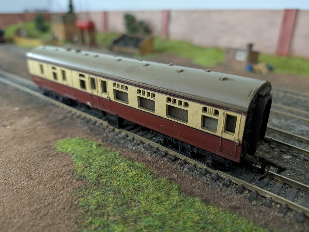 Triang M34000 R28 Passenger Coach Vintage Railway Train Carriage Guard