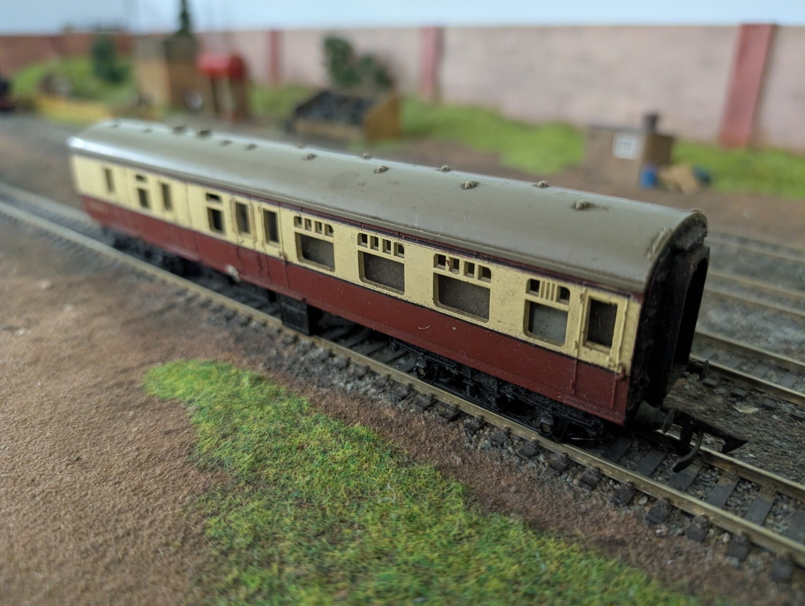 Triang M34000 R28 Passenger Coach Vintage Railway Train Carriage Guard