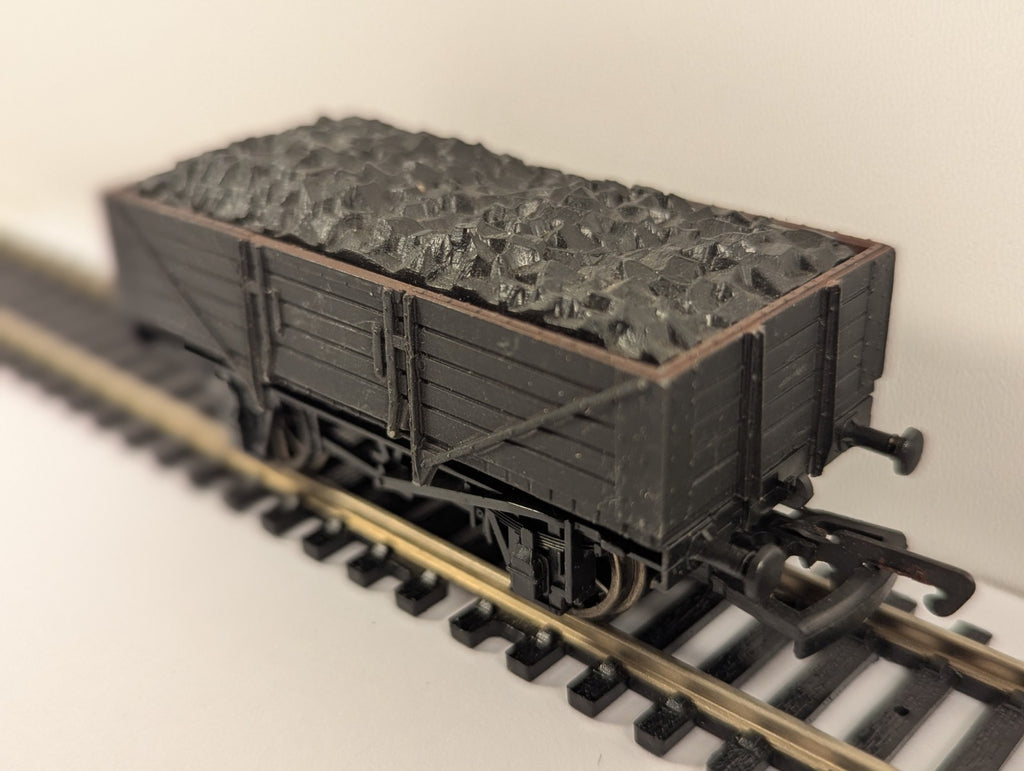 Dapol OO Gauge 7-Plank Open Wagon – Unpainted with Load