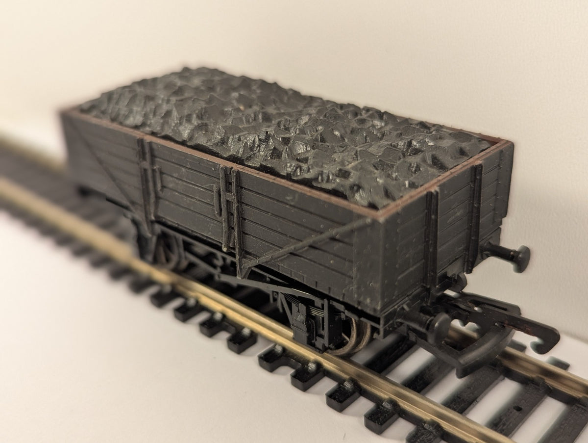 Dapol OO Gauge 7-Plank Open Wagon – Unpainted with Load
