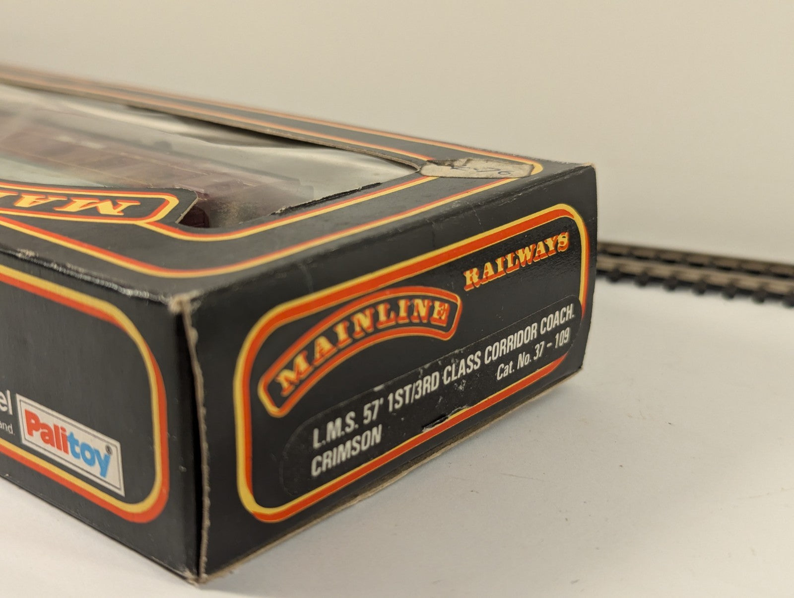 Mainline 37-109 OO Gauge LMS 57ft1st/3rd Class Corridor BrakeCoach Crimson Boxed