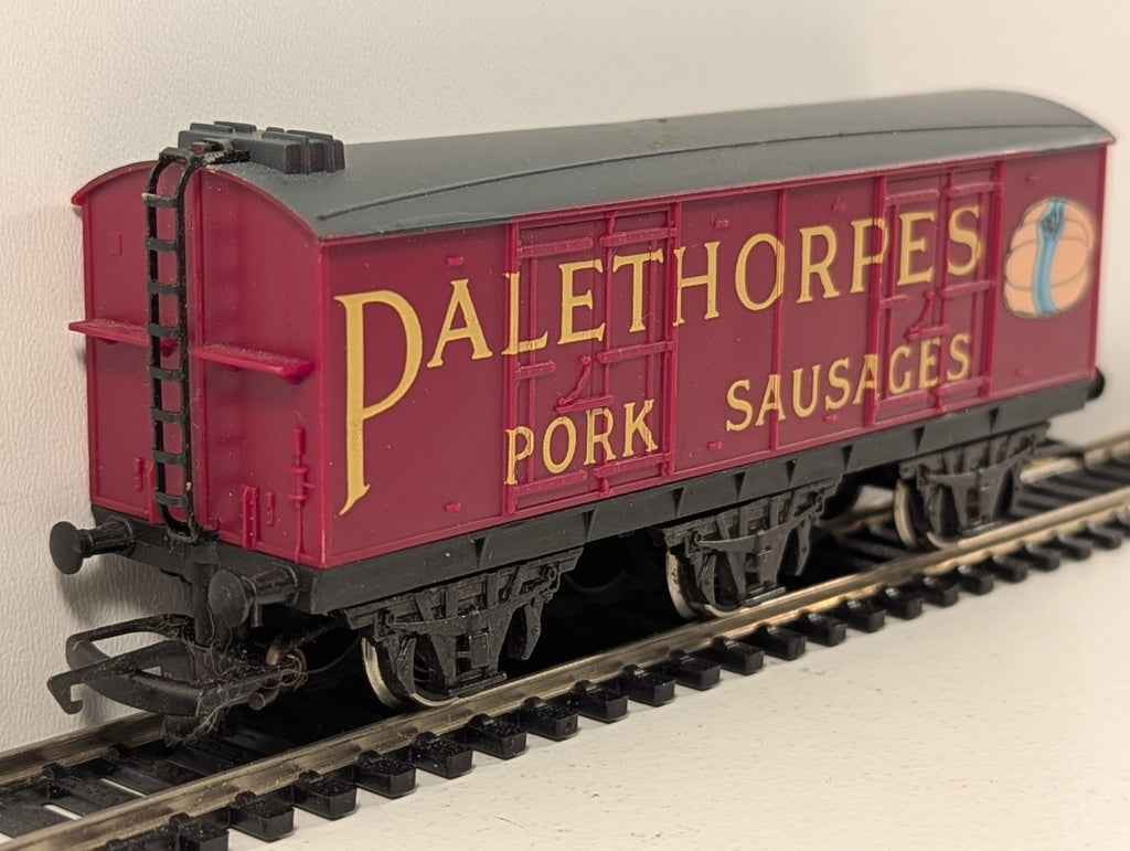 Hornby OO Gauge Palethorpes Pork Sausages 6-Wheel Closed Van