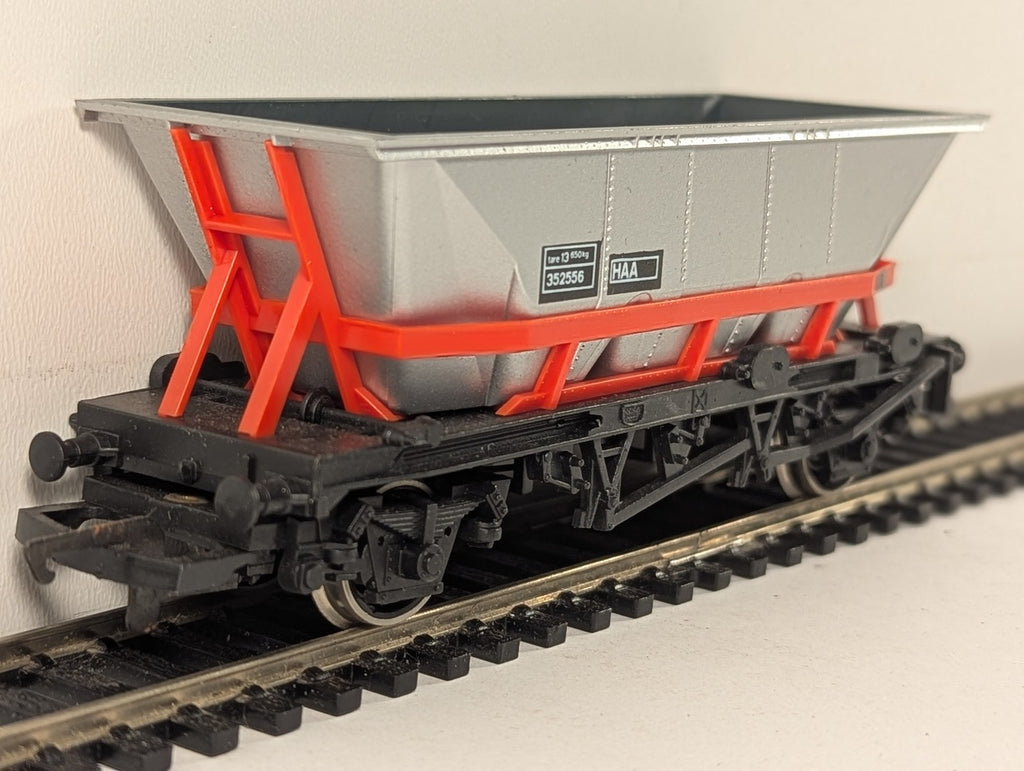 Hornby OO Gauge BR HAA MGR Hopper Wagon Goods Wagon 352556 BR Silver and Red