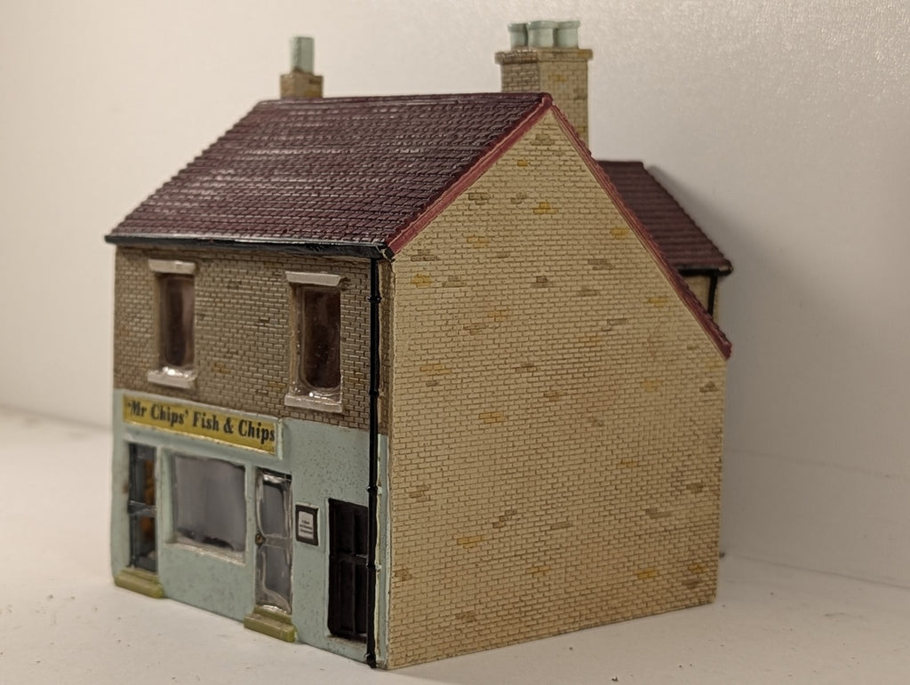 Hornby OO Gauge Mr Chips' Fish & Chip Shop Model Building R8616