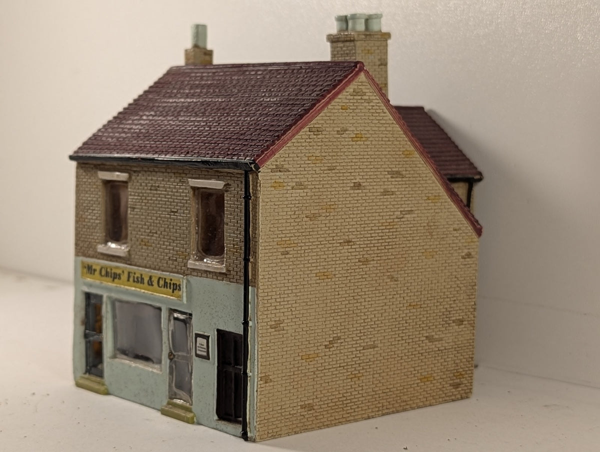 Hornby OO Gauge Mr Chips' Fish & Chip Shop Model Building R8616