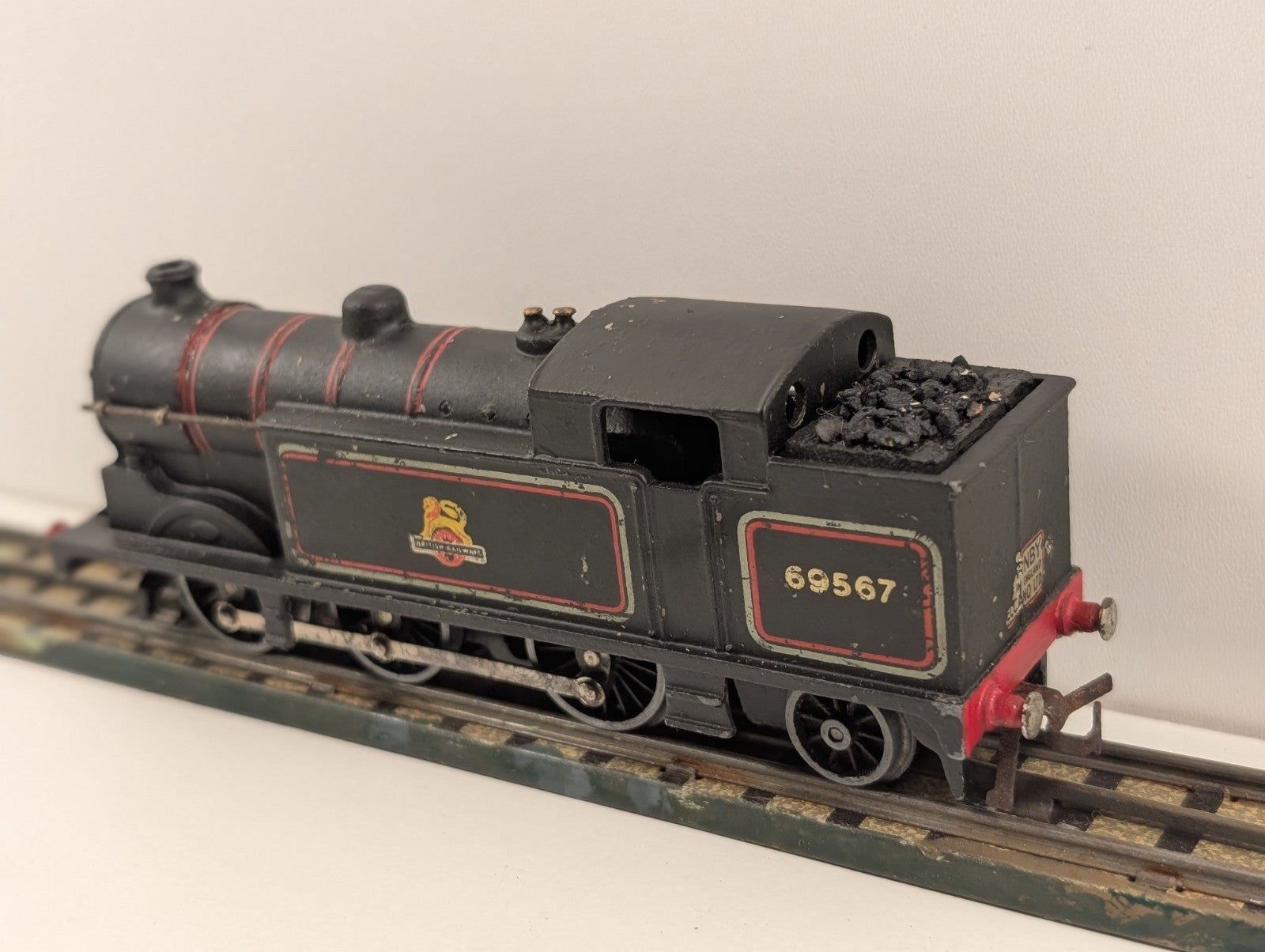 Hornby Dublo EDL17 Class N2 0-6-2T Tank Locomotive – No. 69567 3-Rail – OO Gauge