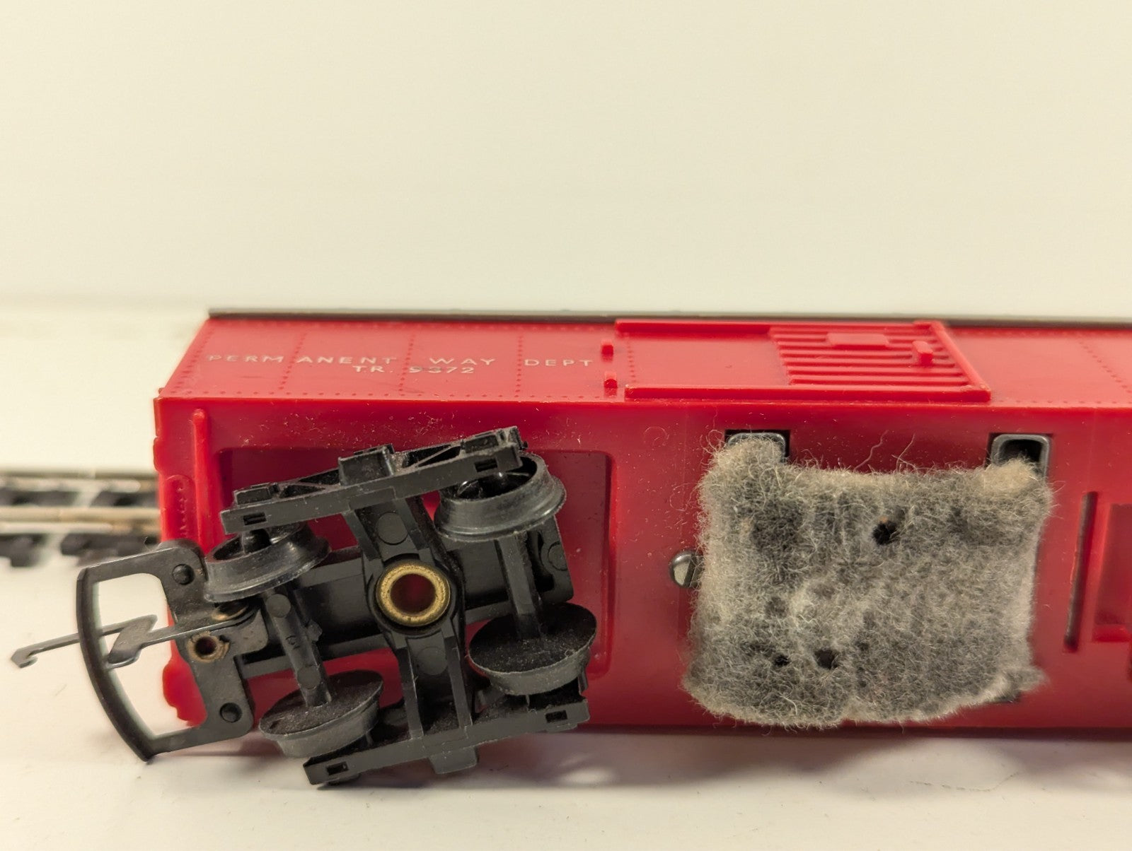 Hornby Railways R344 OO Gauge Track Cleaning Car - Boxed - Broken Bogie