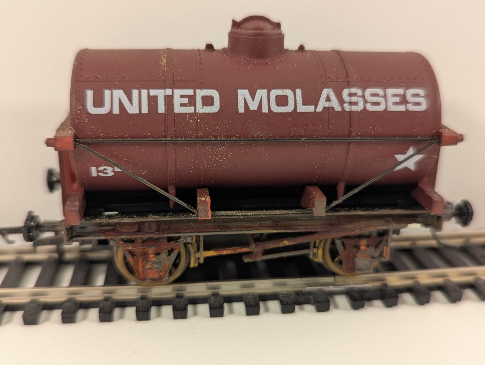 Dapol B590 12-Ton Tank Wagon – “United Molasses” – OO Gauge