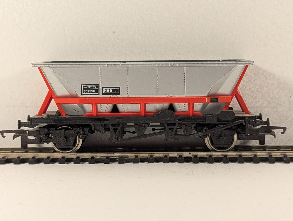 Hornby OO Gauge HAA Hopper Wagon Goods Wagon 352556 BR Silver and Red R235