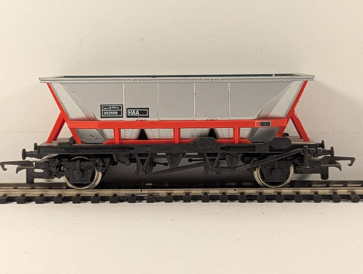 Hornby OO Gauge HAA Hopper Wagon Goods Wagon 352556 BR Silver and Red R235
