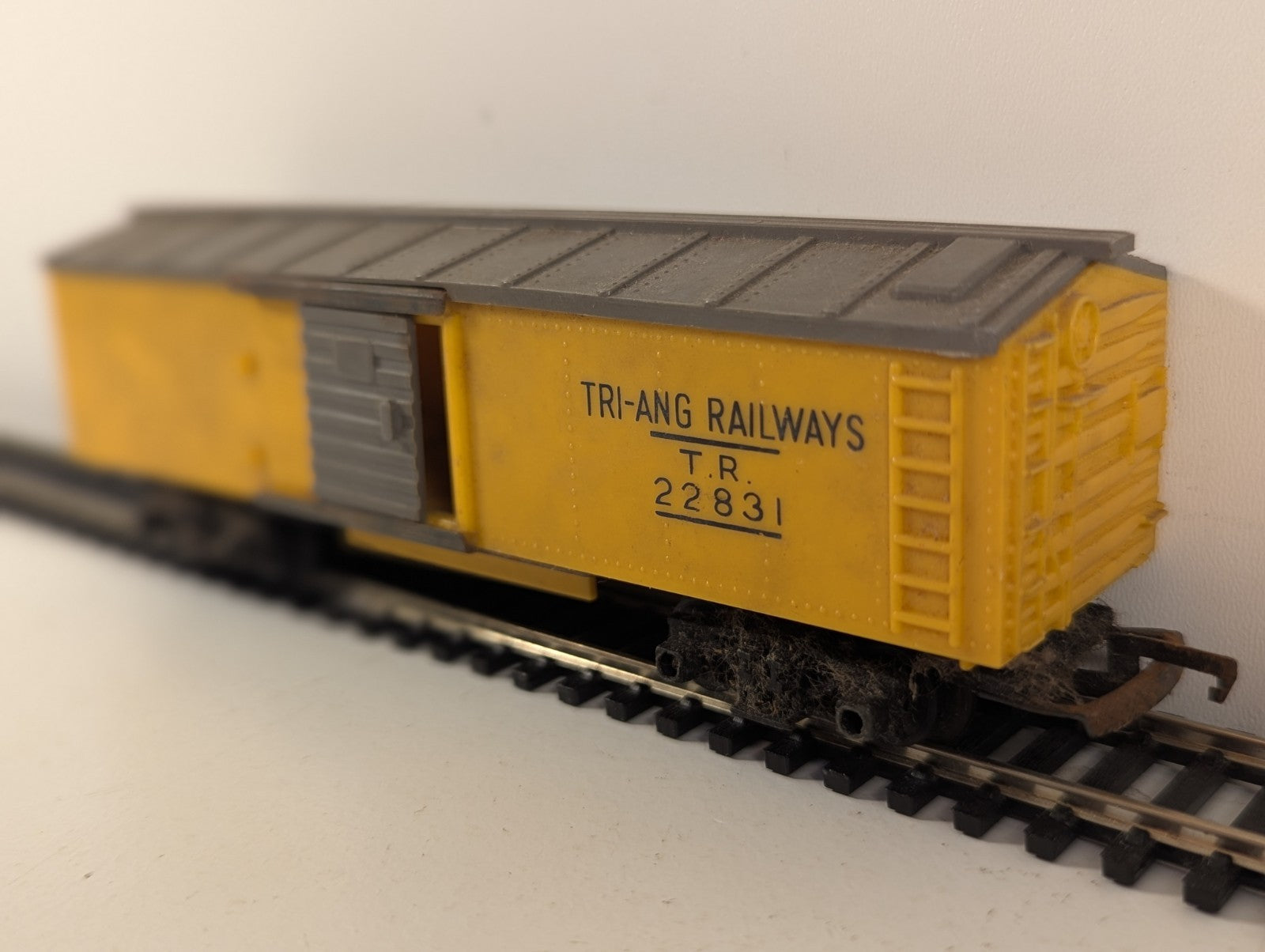 Tri-ang R114 Box Car TR22831 OO Gauge