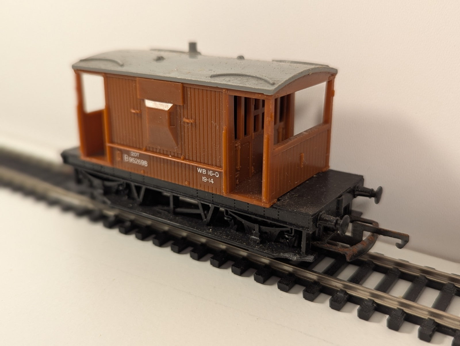 Hornby 20T Brake Van – Brown with Grey Roof – OO Gauge
