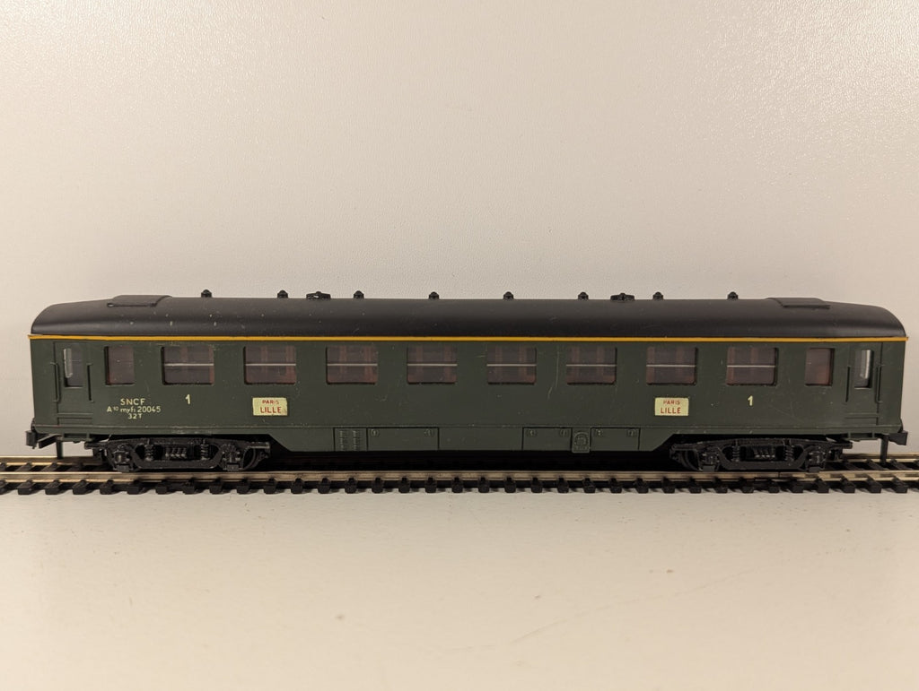 Hornby Acho HO gauge 734 Paris–Lille Green 1st Class Coach