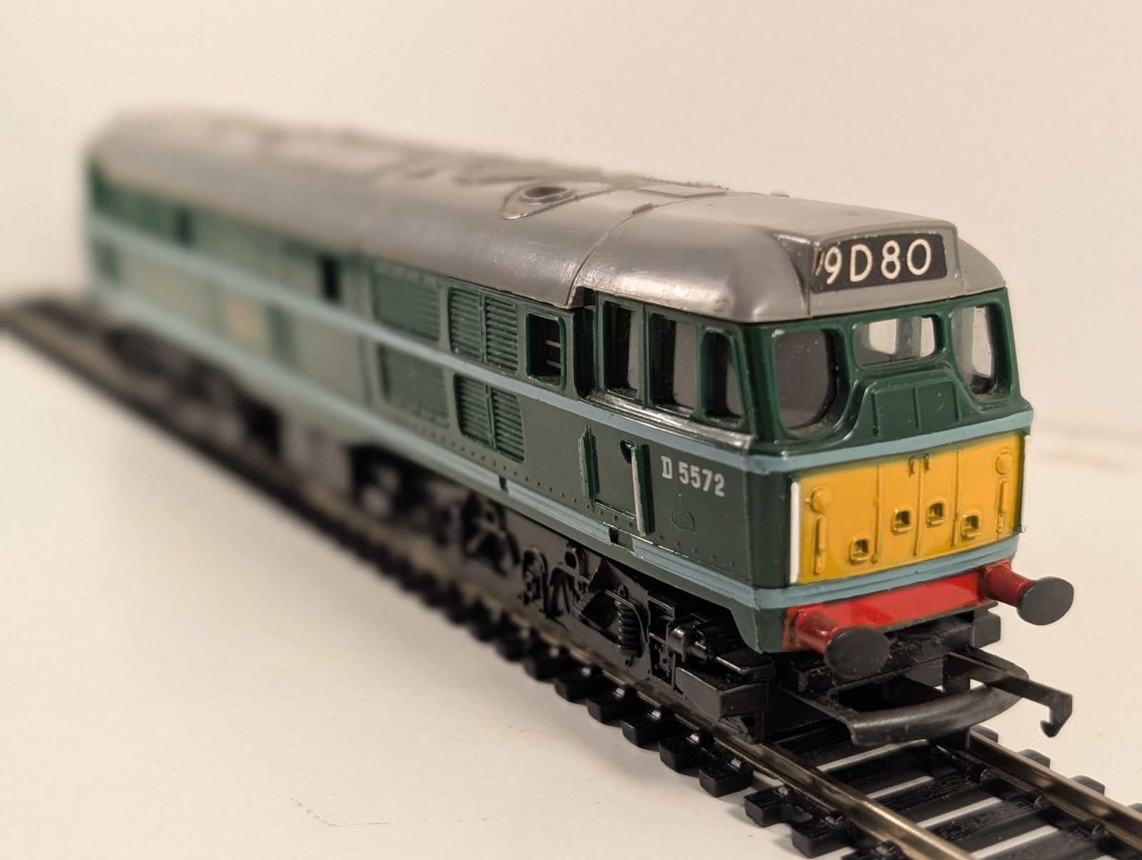 Tri-ang Hornby OO Gauge Class 31 Diesel Locomotive D5572 BR Green