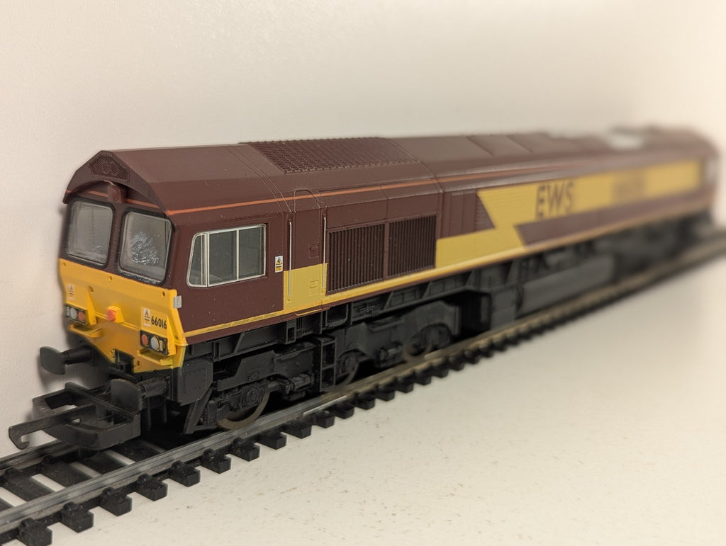 Lima OO Gauge Class 66 Diesel Locomotive 66016 EWS Maroon & Gold L204691